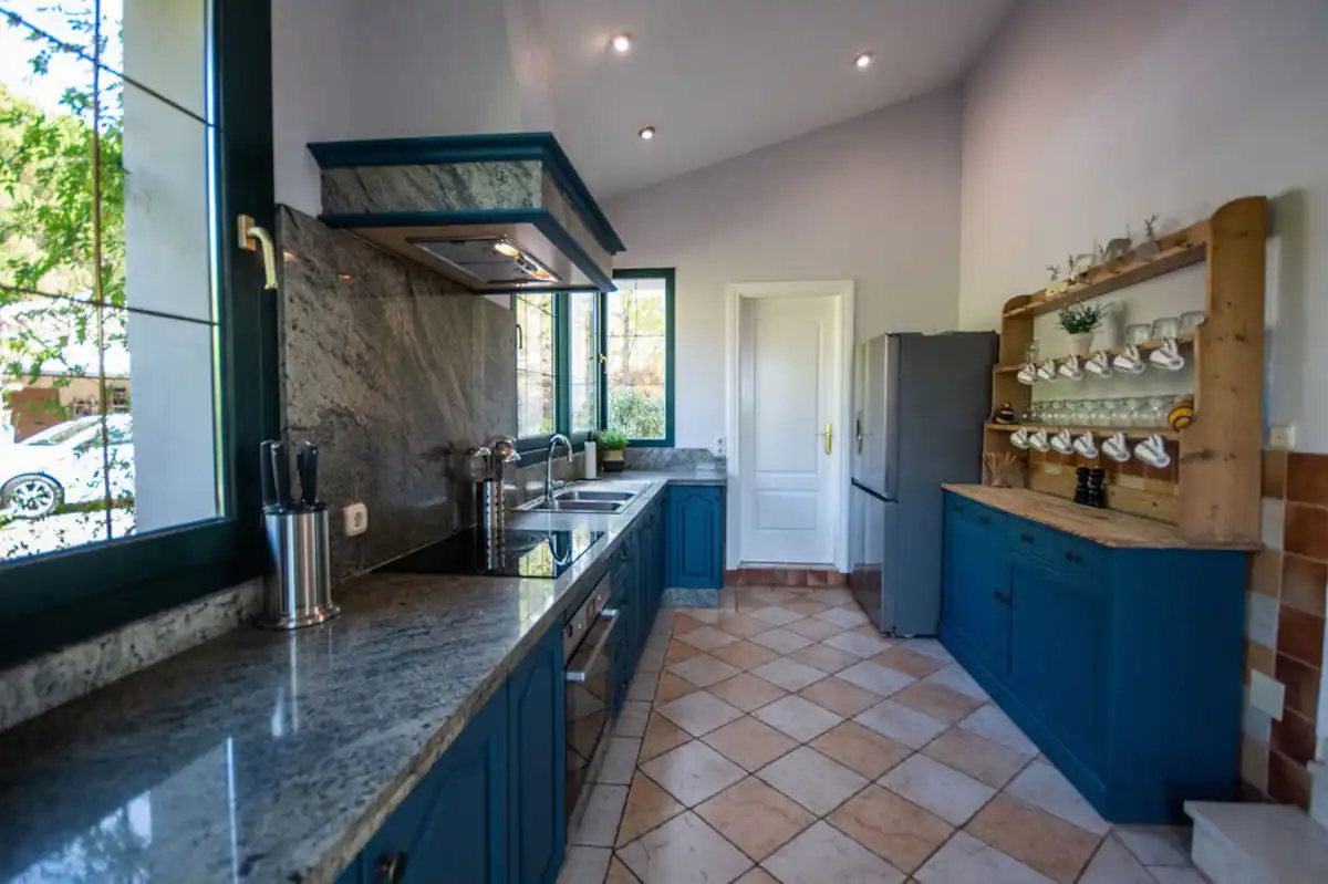 Spacious Kitchen for cooking & entertaining